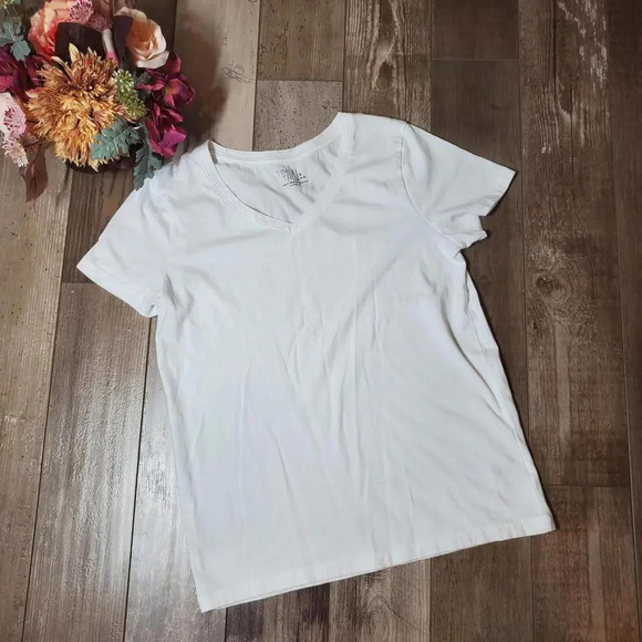 Time and Tru Women's White Short Sleeve V-Neck Tee Size Small NWOT - Picture 10 of 15